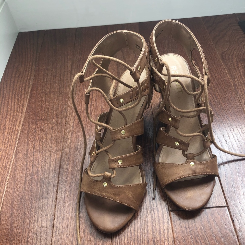 Report Scout Ghilly Cognac lace-up wedges